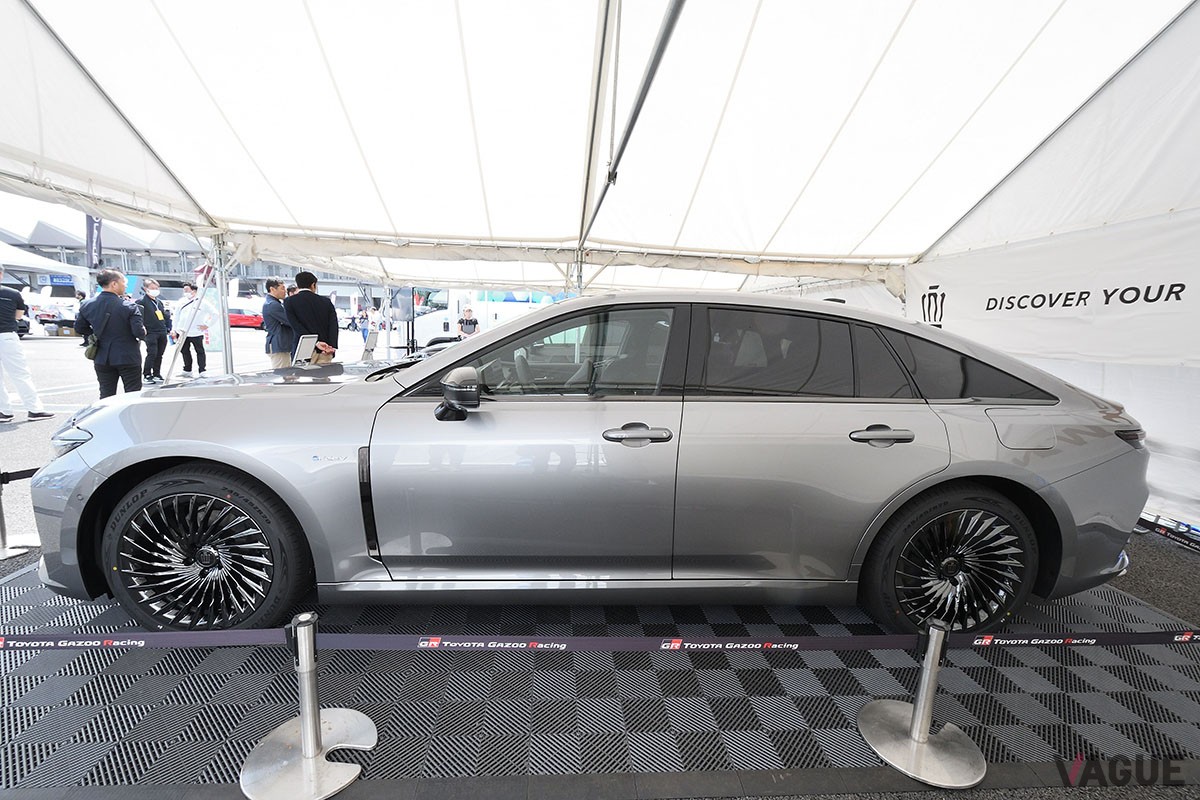 これまで日本国内で公開されてきた、シルバーボディの左ハンドル仕様の新型「クラウン・セダン」