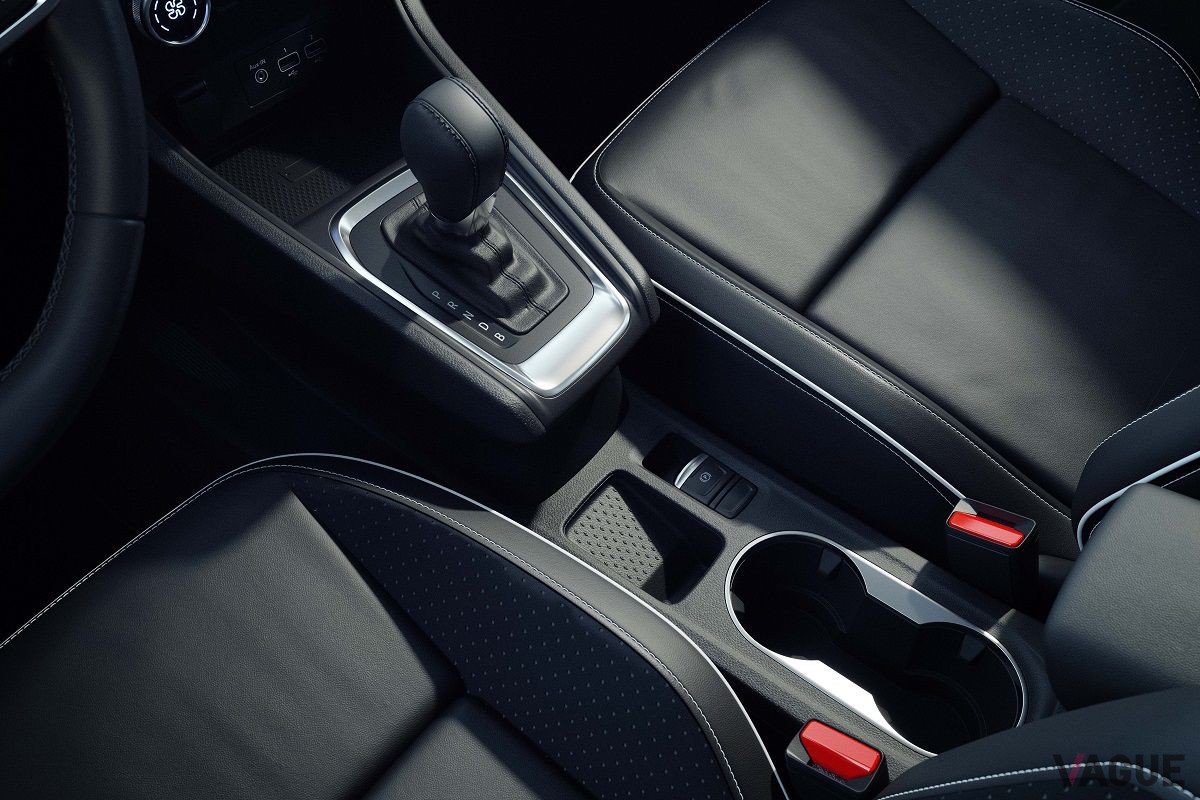 世界初公開された三菱新型「ASX」のインテリア