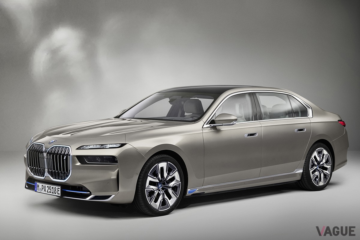 同じBEVでもBMW「i7」は巨大なキドニーグリルを採用している