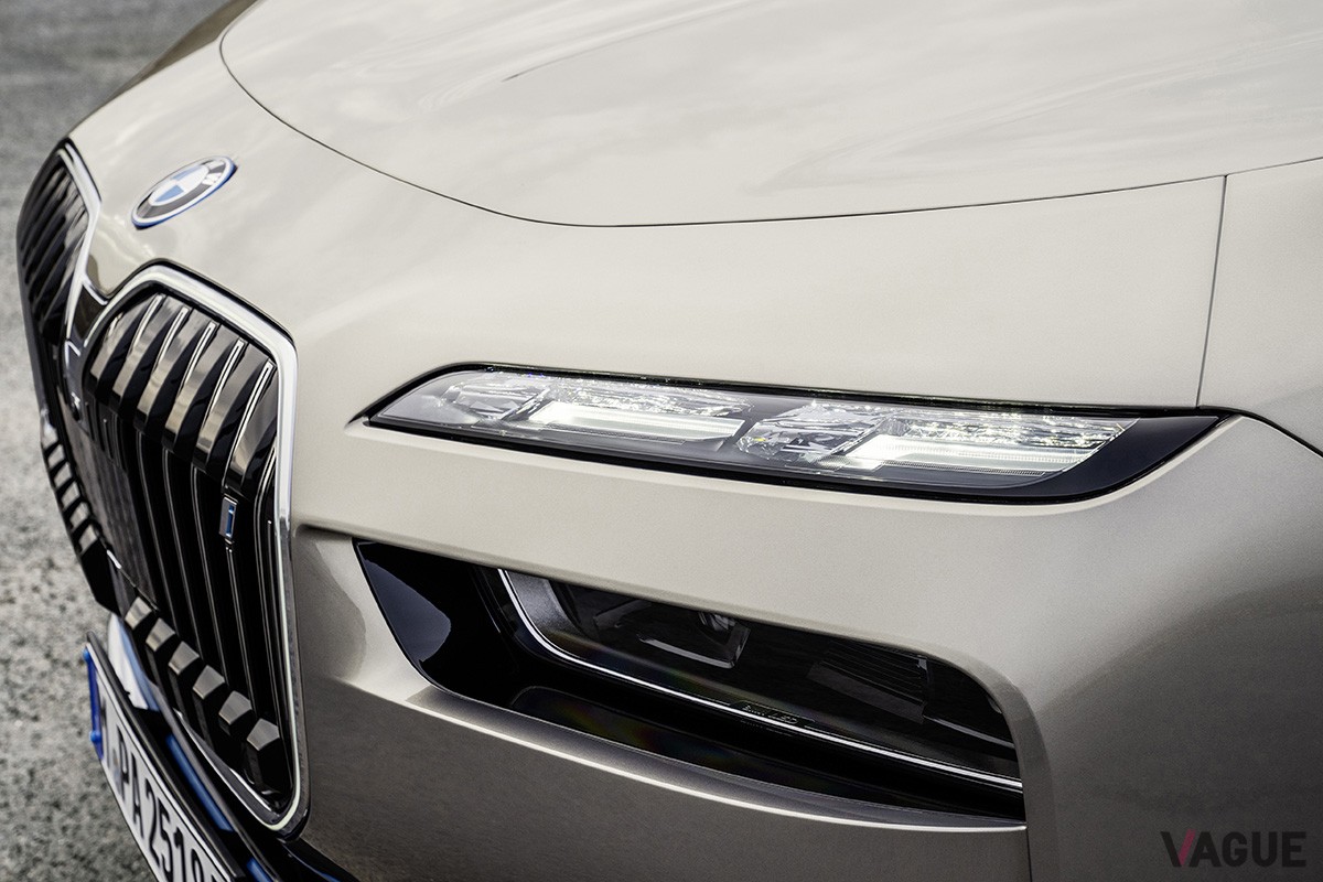 同じBEVでもBMW「i7」は巨大なキドニーグリルを採用している