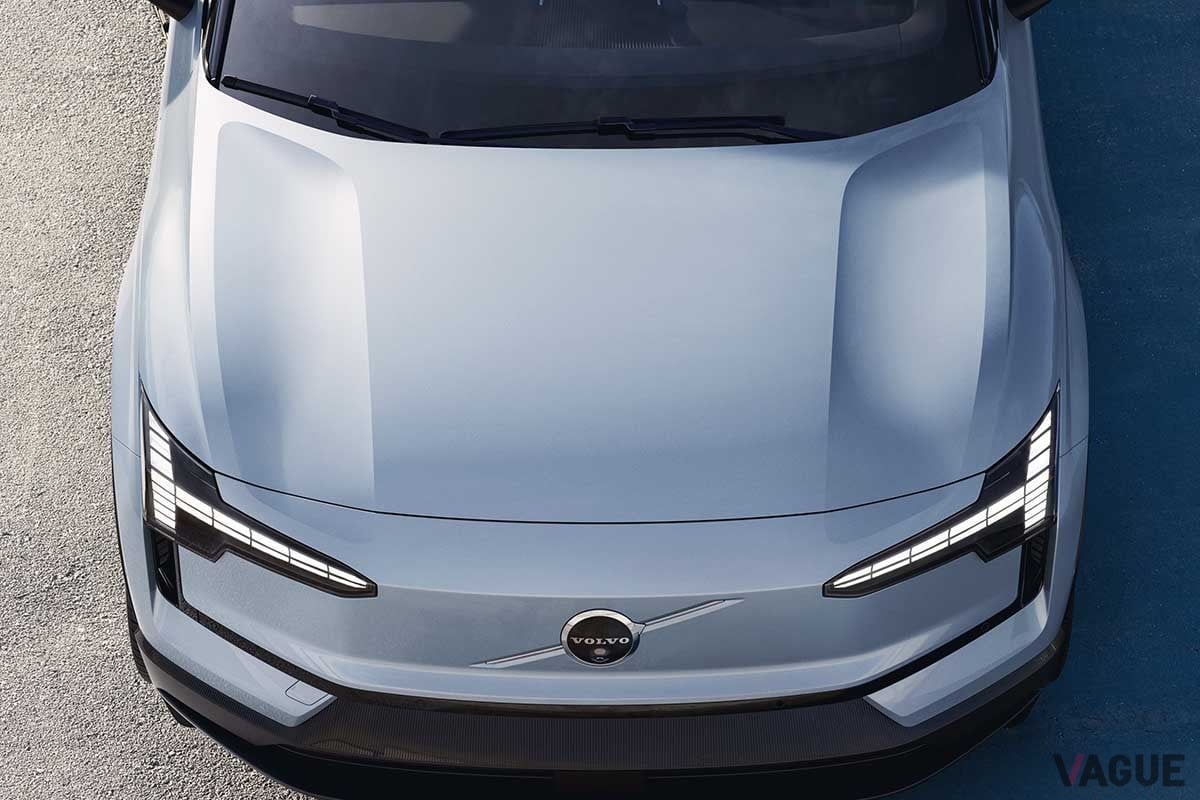 ボルボのコンパクトSUV新型「EX30」。フロントグリルのないデザインだ