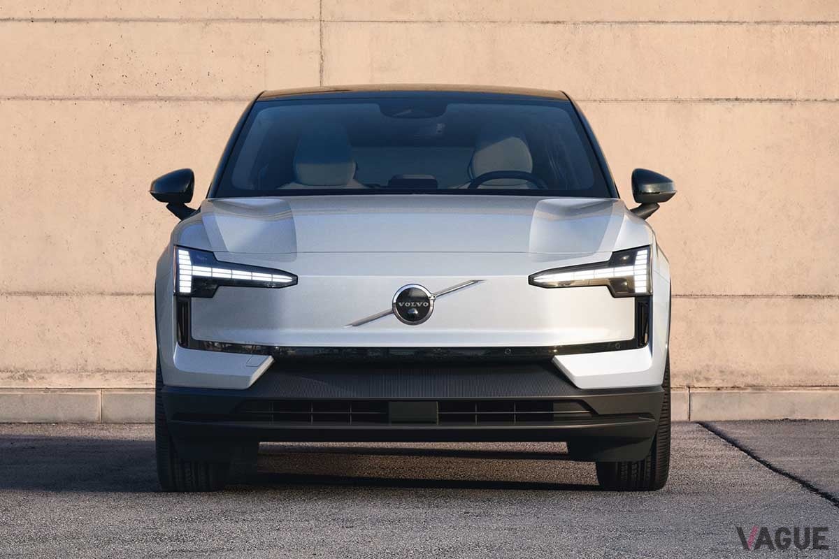 ボルボのコンパクトSUV新型「EX30」。フロントグリルのないデザインだ