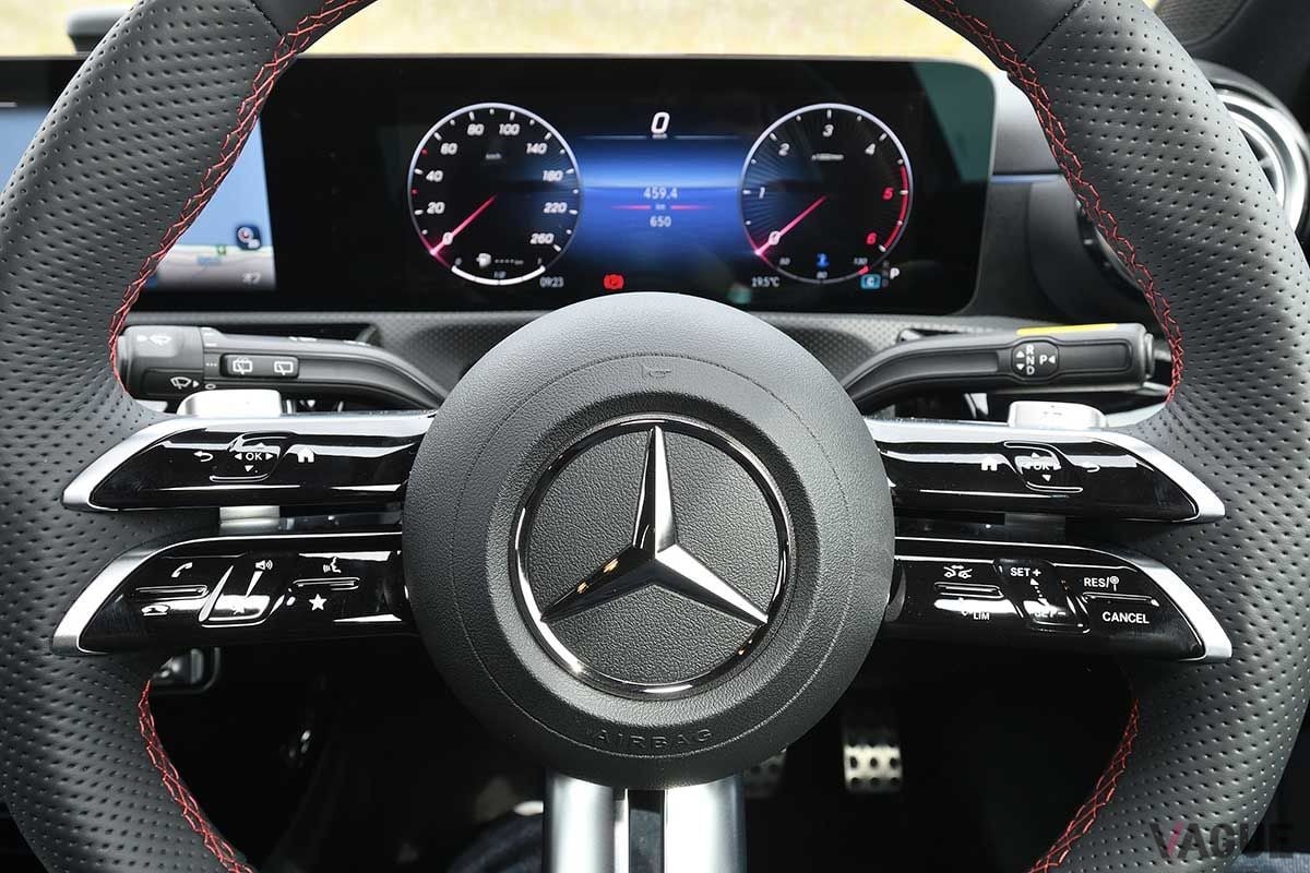 メルセデス・ベンツ「Aクラス」。左手側がウインカーレバーだが、右手側はシフトセレクターとなっている。ワイパーは左手側レバーを回す