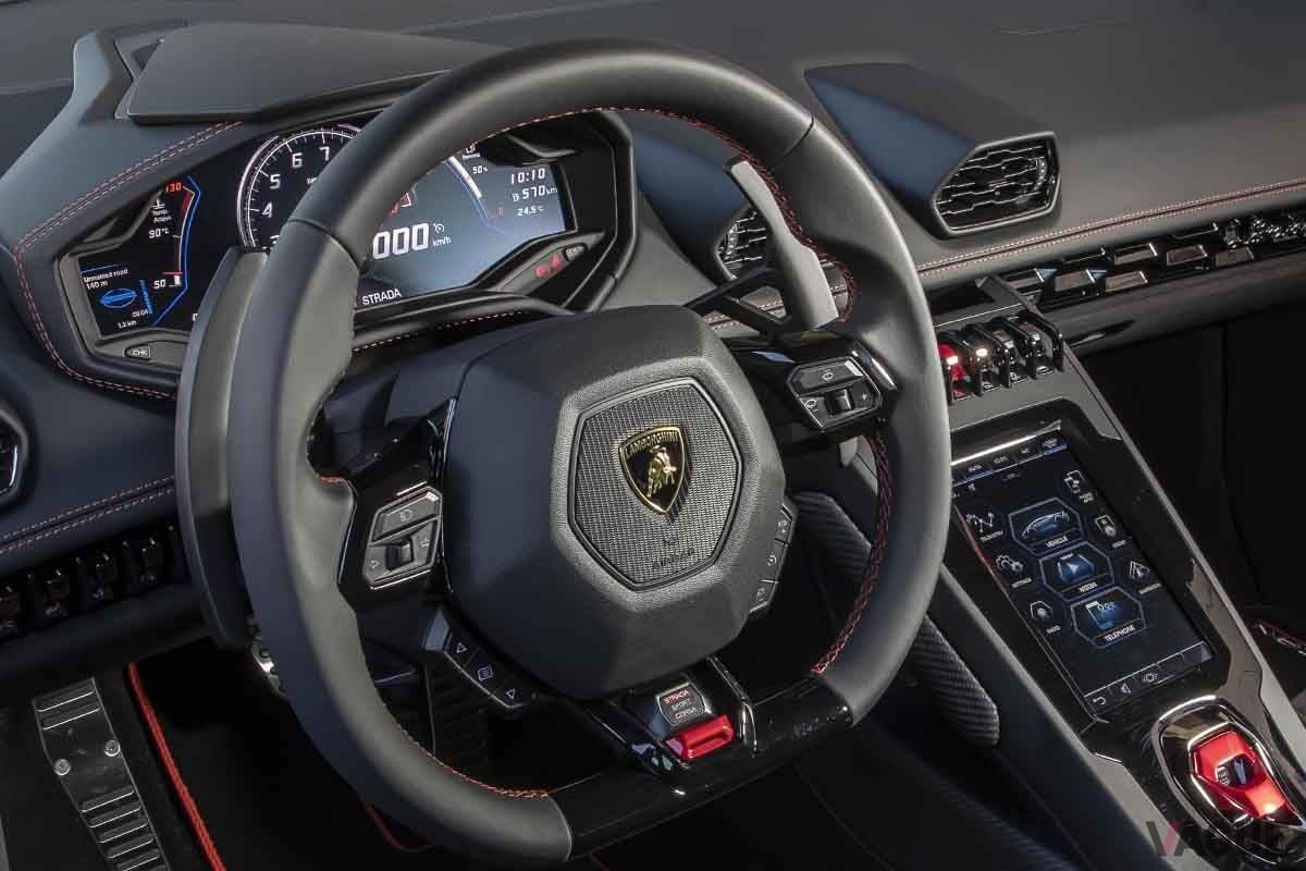 ランボルギーニ「ウラカン・エボ」。ステアリングホイールにある「←→」ボタンを左右にスライドさせることでウインカーを操作する
