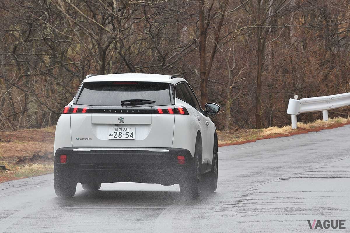 ヨコハマ「アドバンdB　V552」を装着したプジョー「e2008」