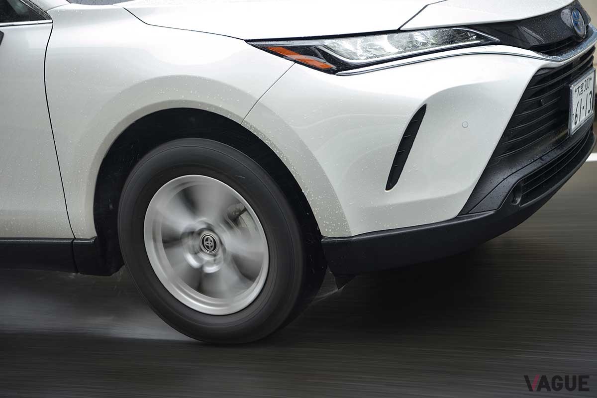 ブリヂストンのSUV用サマータイヤ「アレンザLX100」を装着したトヨタ「ハリアー」