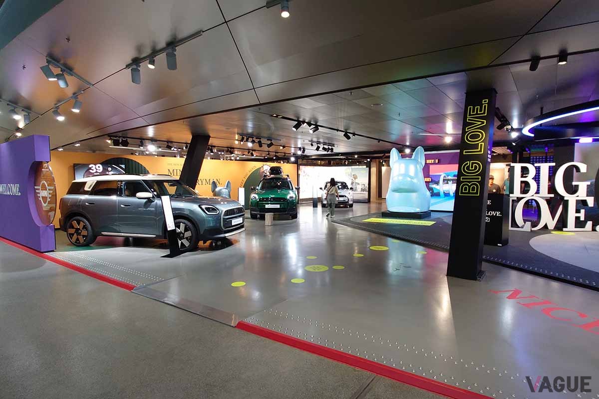 BMWのお膝元、ドイツ・ミュンヘンにある「BMWワールド」には新型ミニが展示中だ