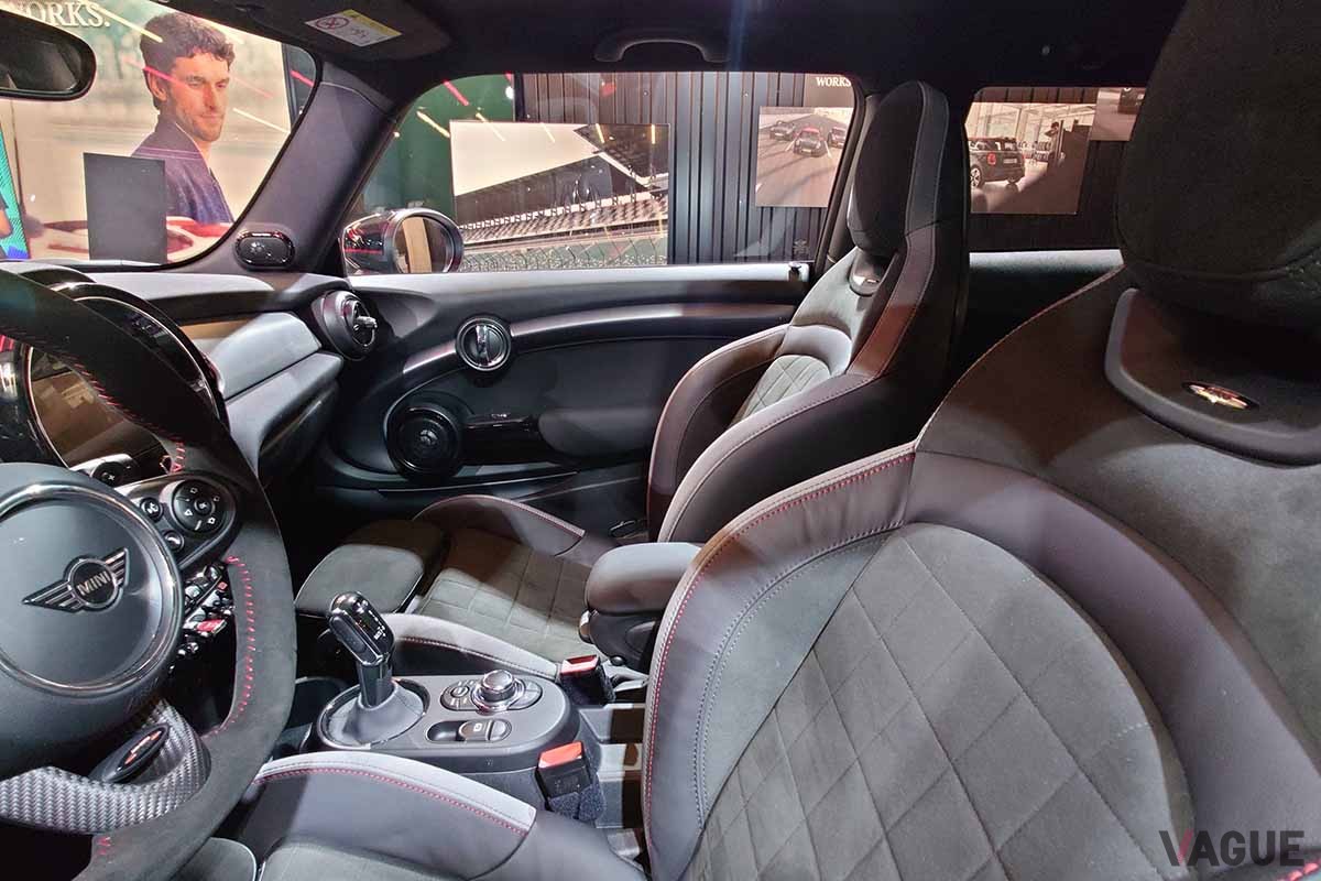 BMW現行型「ミニ3ドアJCW」のインテリア
