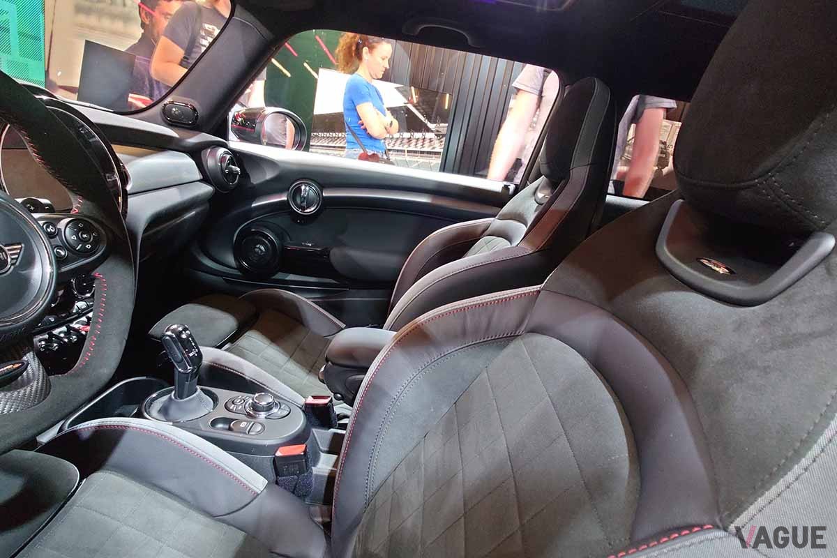 BMW現行型「ミニ3ドアJCW」のインテリア