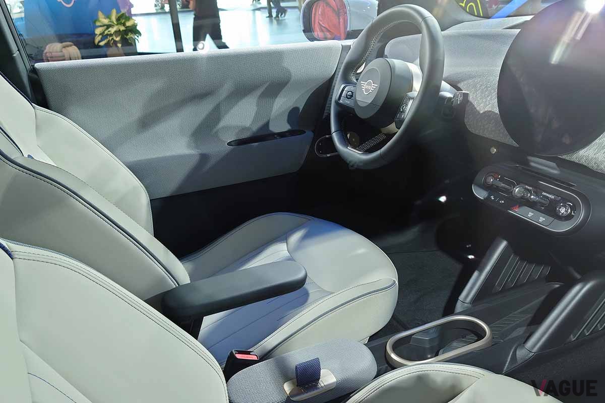 BMW新型「ミニ・クーパー3ドア」のインテリア