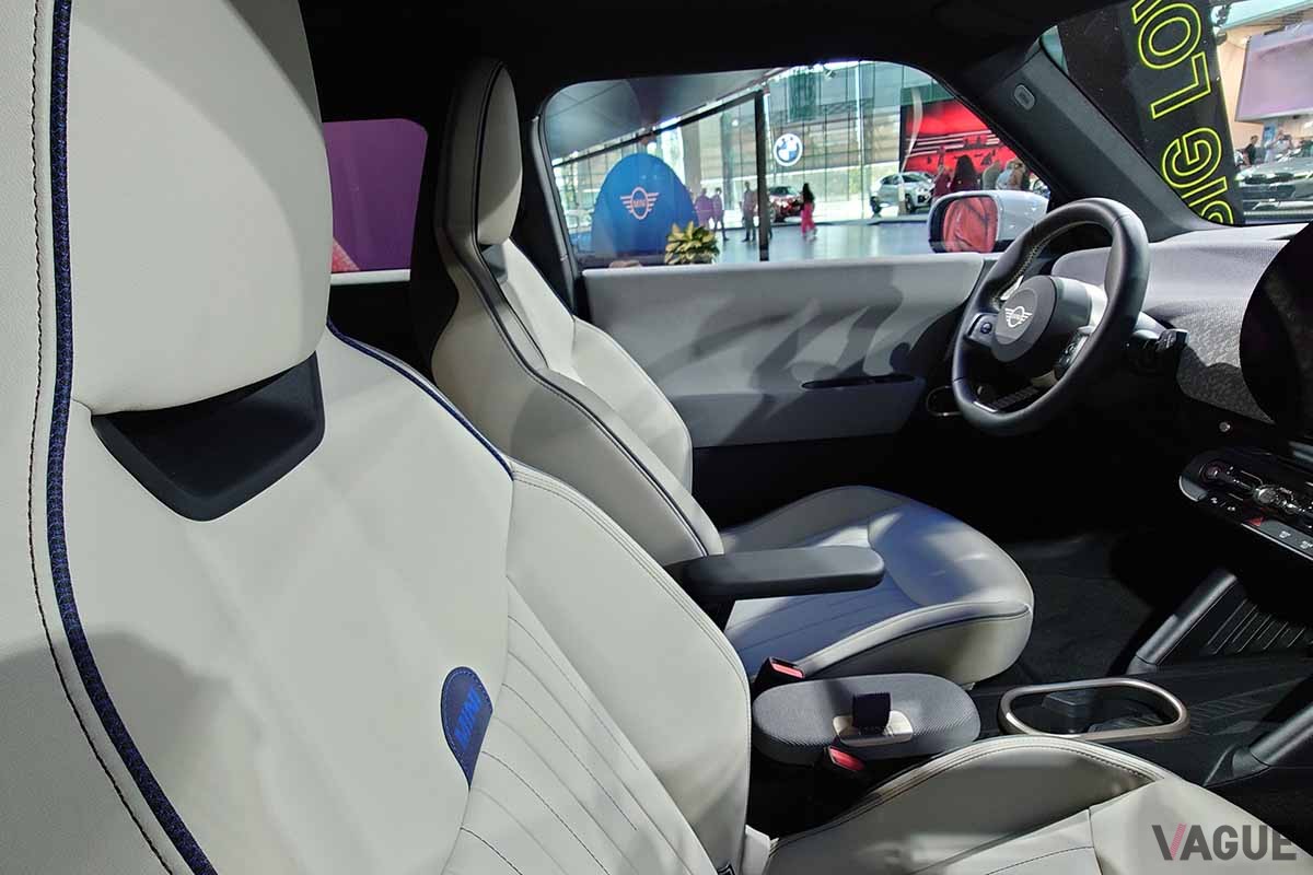 BMW新型「ミニ・クーパー3ドア」のインテリア