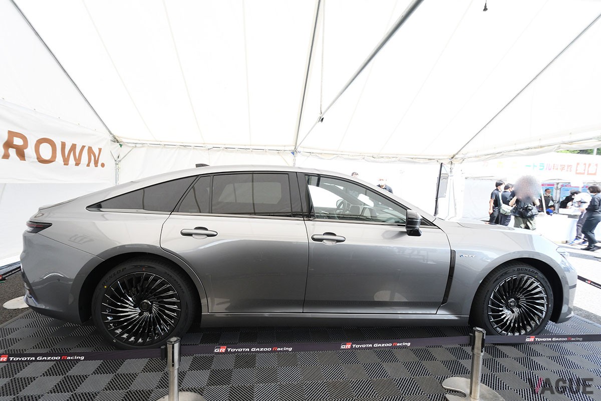 これまで日本国内で公開されてきた、シルバーボディの左ハンドル仕様の新型「クラウン・セダン」