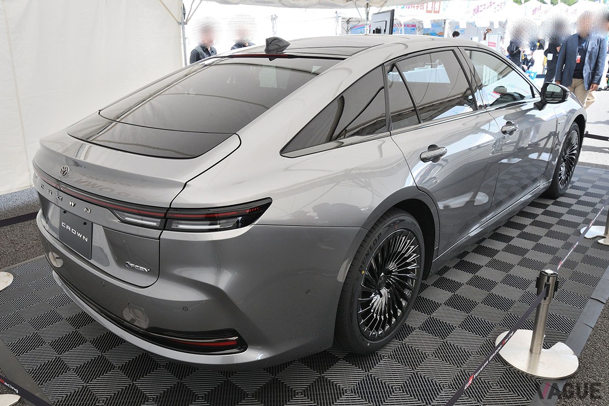 これまで日本国内で公開されてきた、シルバーボディの左ハンドル仕様の新型「クラウン・セダン」