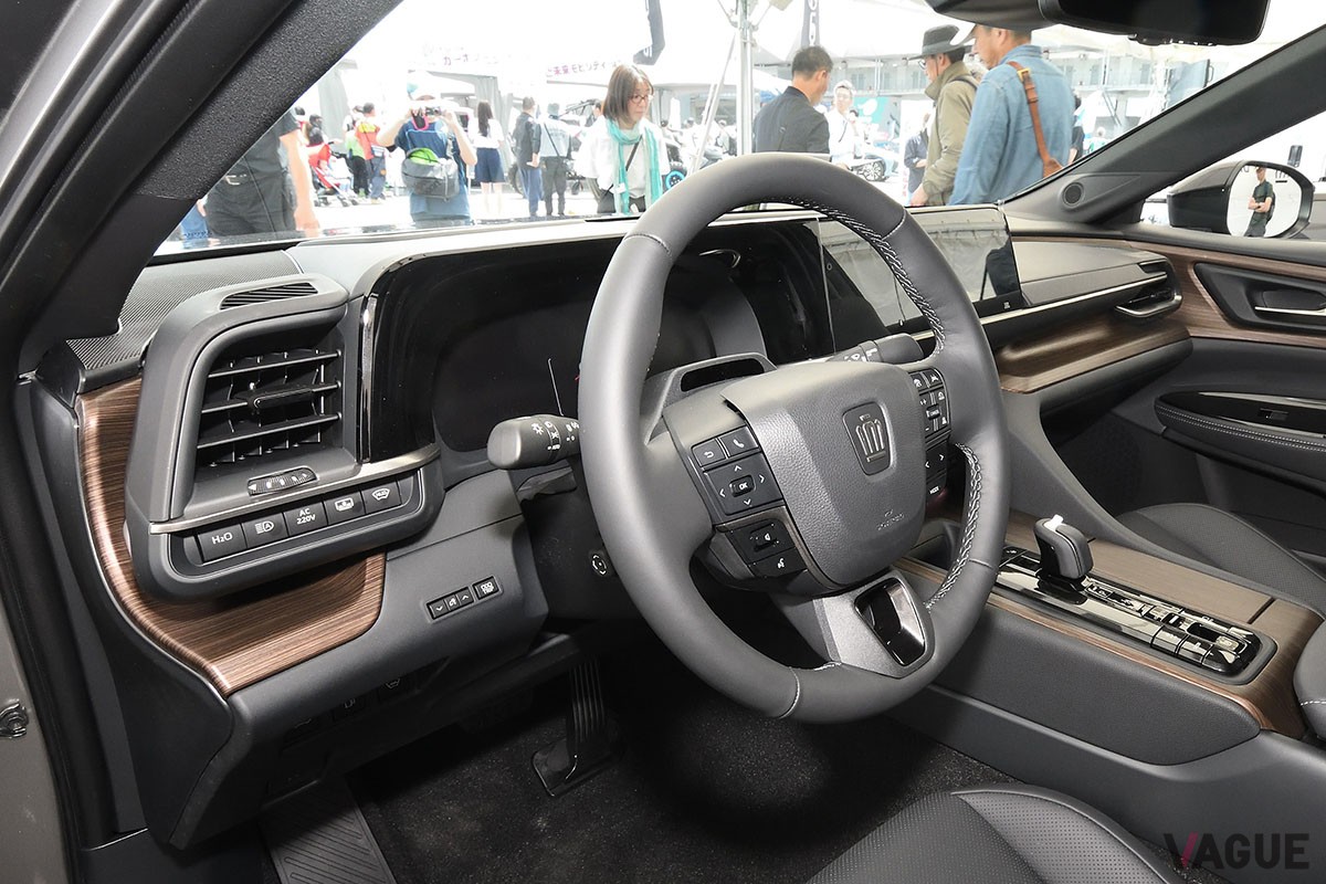 これまで日本国内で公開されてきた、シルバーボディの左ハンドル仕様の新型「クラウン・セダン」