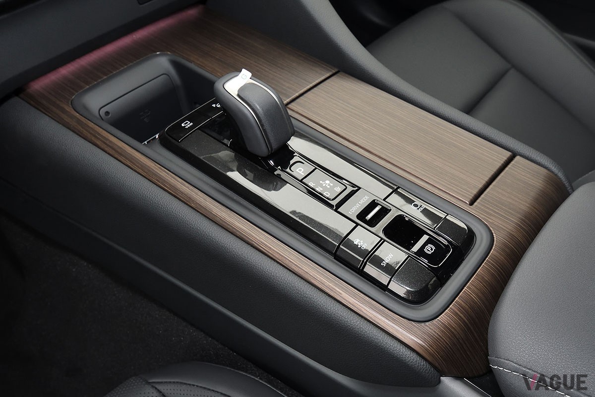 これまで日本国内で公開されてきた、シルバーボディの左ハンドル仕様の新型「クラウン・セダン」