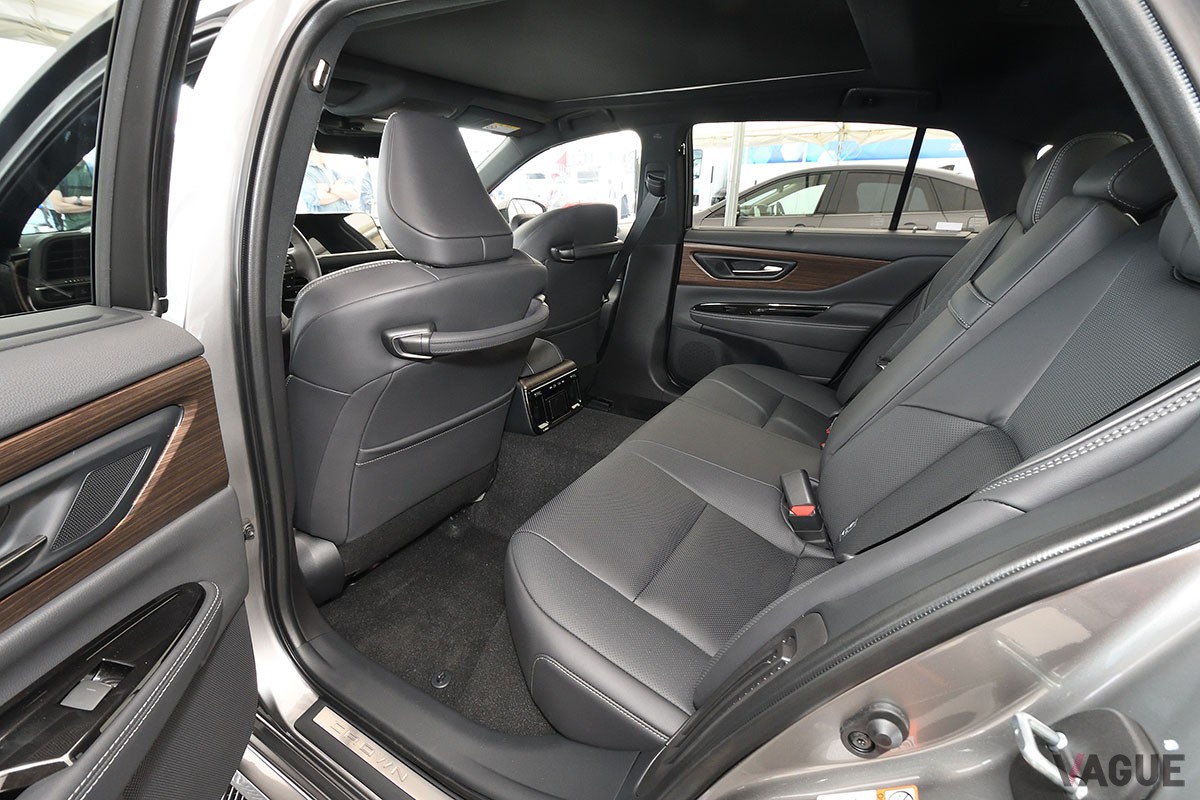 これまで日本国内で公開されてきた、シルバーボディの左ハンドル仕様の新型「クラウン・セダン」