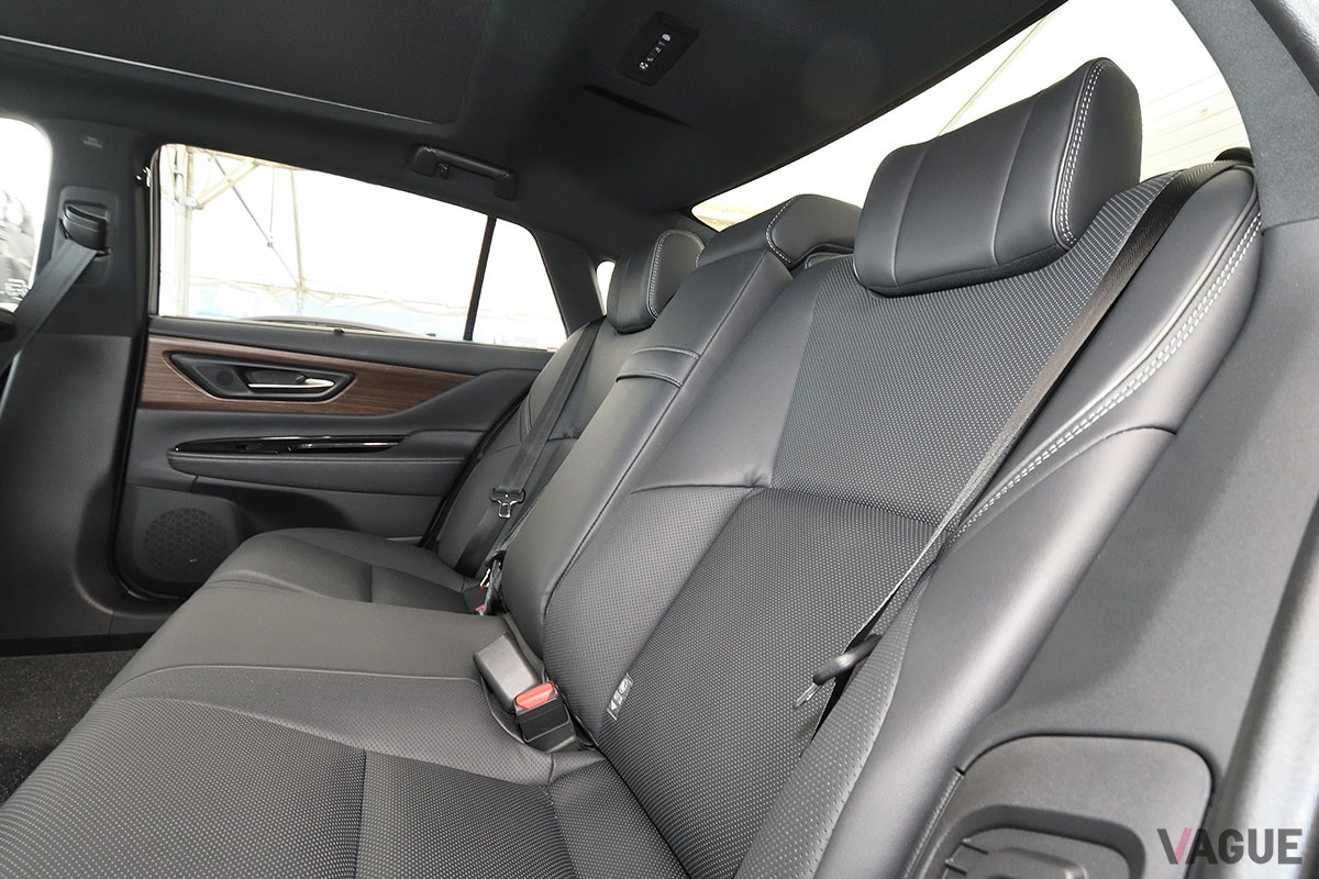 これまで日本国内で公開されてきた、シルバーボディの左ハンドル仕様の新型「クラウン・セダン」