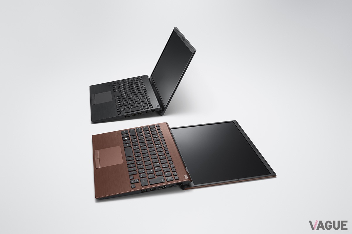 本体を開くとキーボード奥が持ち上がるチルトアップヒンジ機構を採用