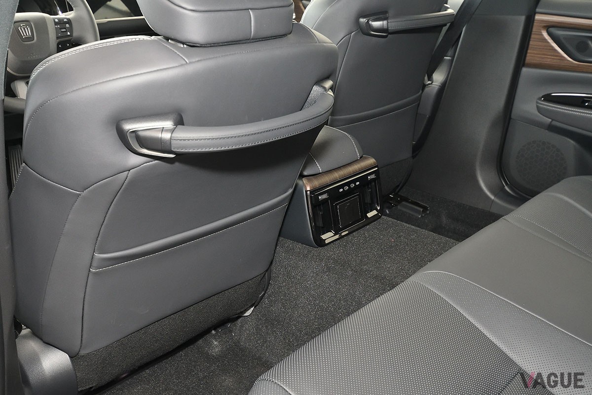 これまで日本国内で公開されてきた、シルバーボディの左ハンドル仕様の新型「クラウン・セダン」