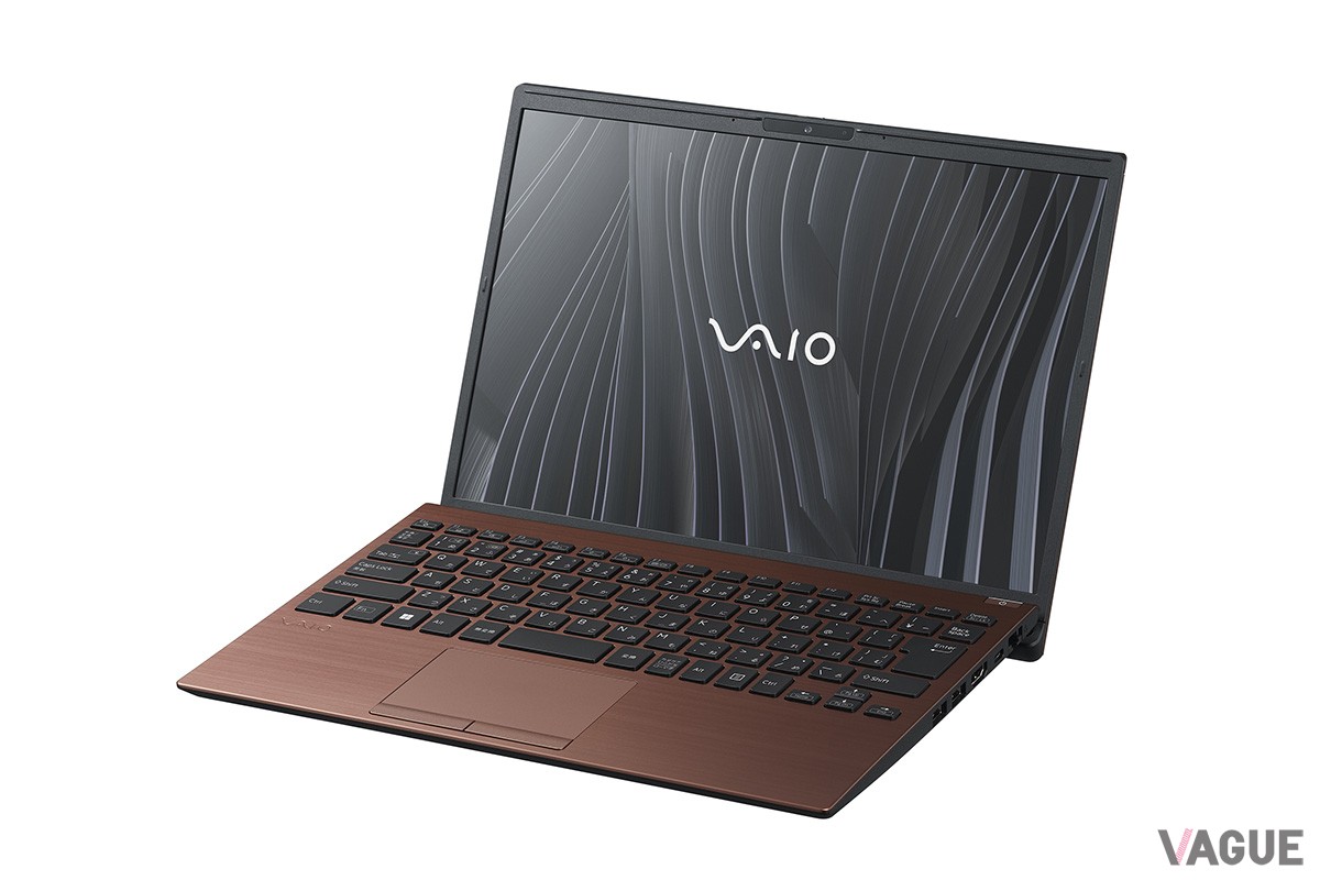 タイプしやすい絶妙な角度のキーボード。側面ポートの抜き差しもしやすい