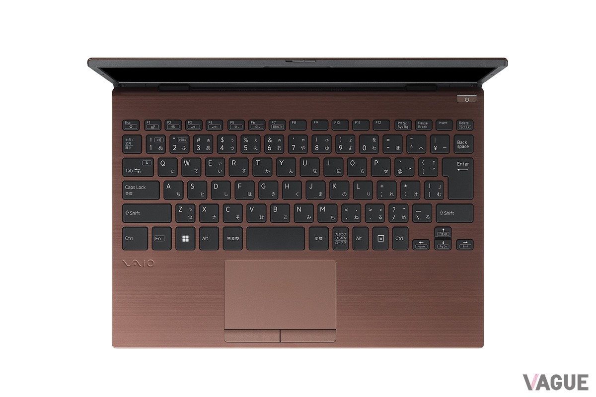 大人の個性を演出できるブロンズ×ブラックの2トーン