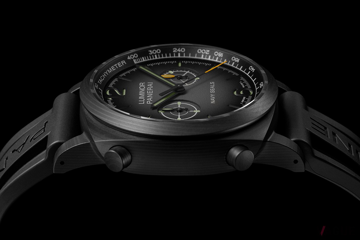 軽く強靭な新素材カーボテックを使用した「PAM01419」（238万3700円）