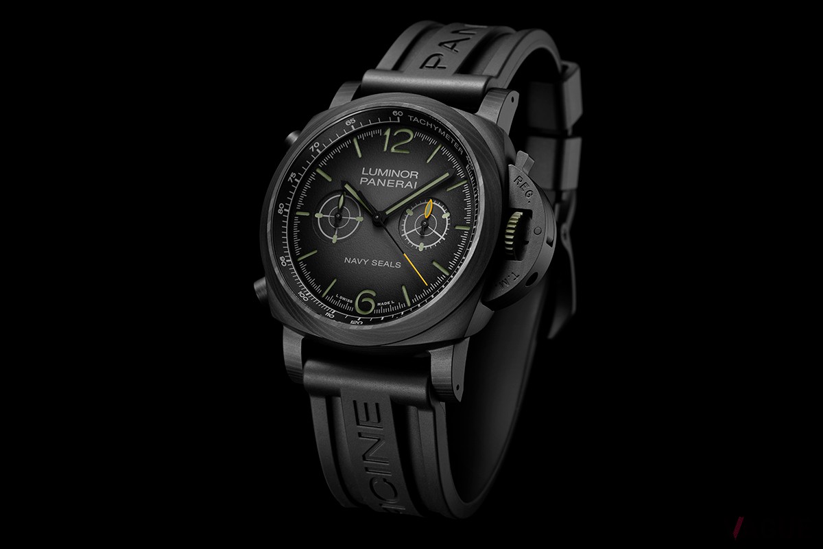 軽く強靭な新素材カーボテックを使用した「PAM01419」（238万3700円）