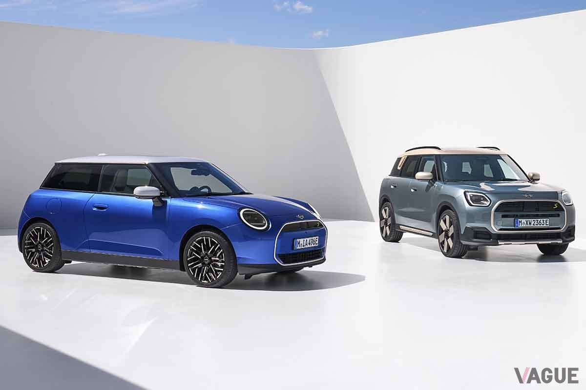 2023年9月に世界初公開された新型「ミニ・クーパー3ドア」（左）と新型「ミニ・カントリーマン（日本名：ミニ・クロスオーバー）」（右）