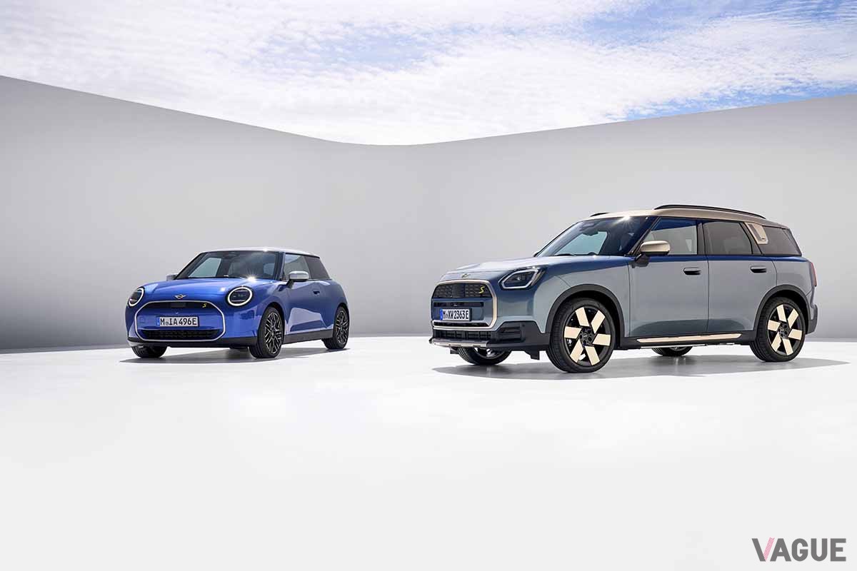 2023年9月に世界初公開された新型「ミニ・クーパー3ドア」（左）と新型「ミニ・カントリーマン（日本名：ミニ・クロスオーバー）」（右）