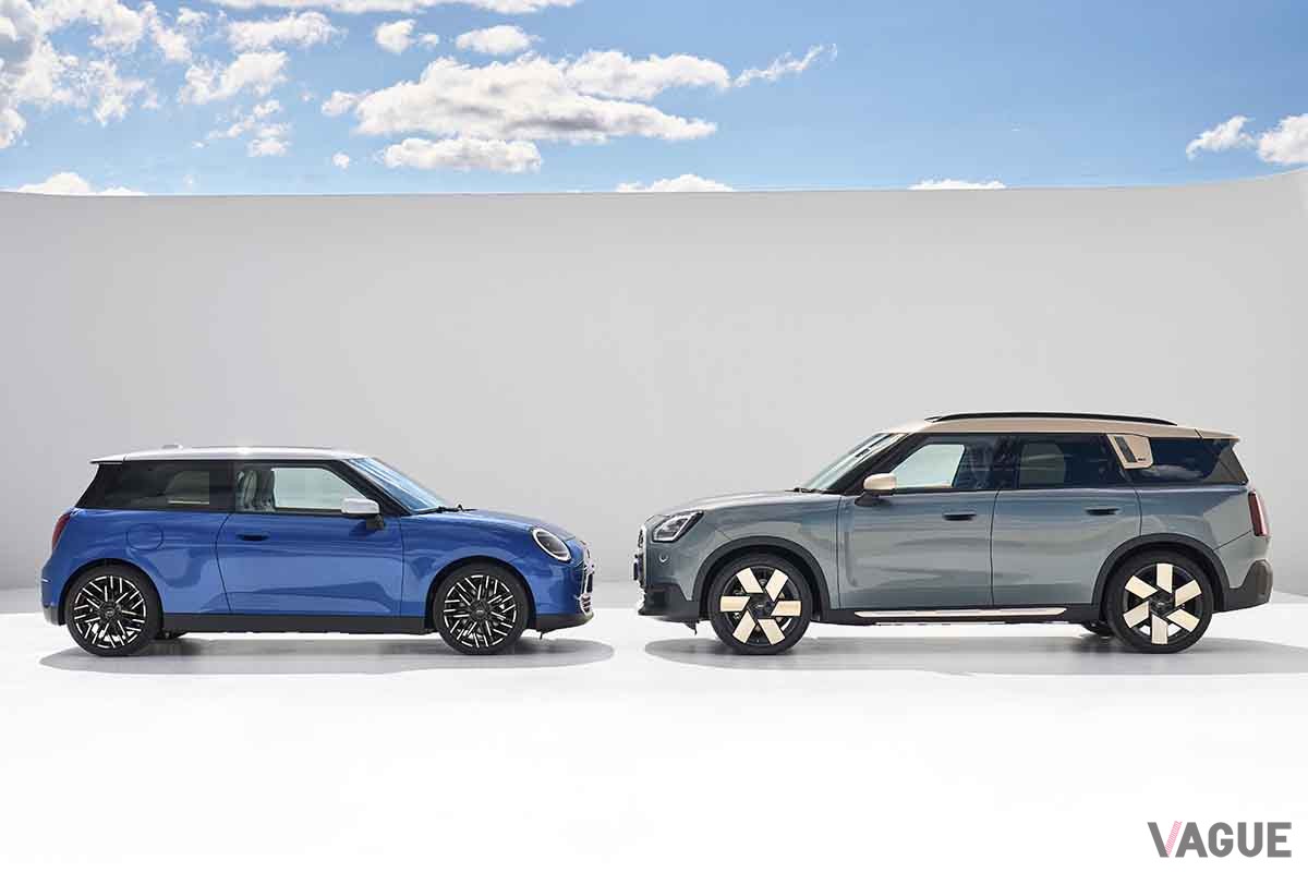 2023年9月に世界初公開された新型「ミニ・クーパー3ドア」（左）と新型「ミニ・カントリーマン（日本名：ミニ・クロスオーバー）」（右）