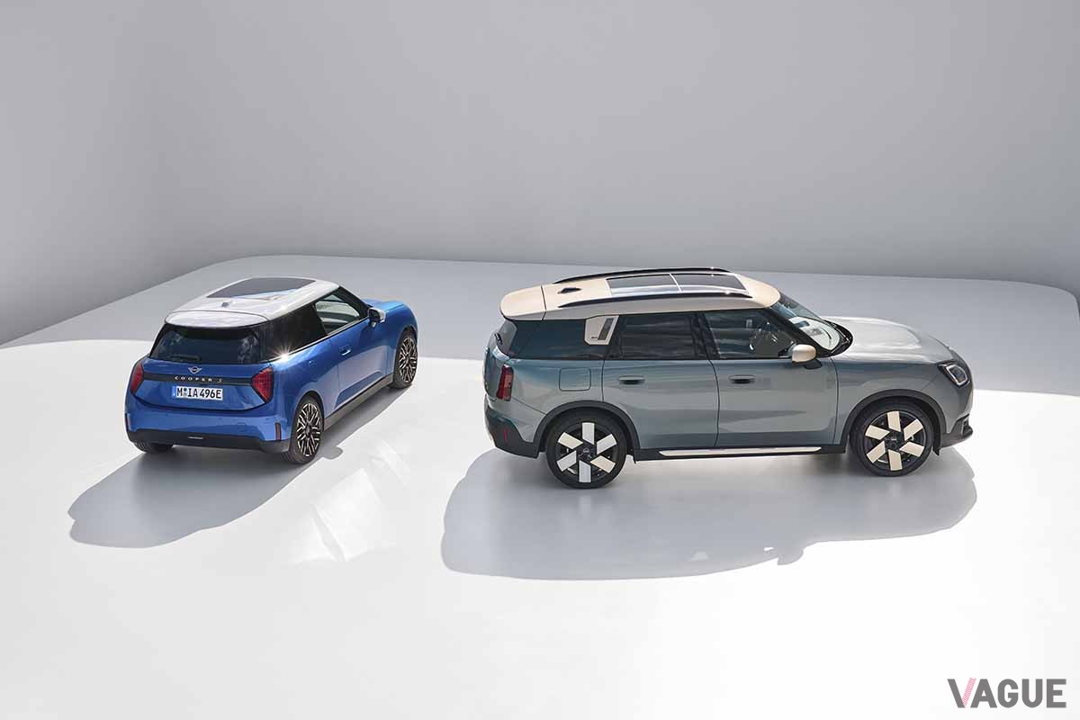 2023年9月に世界初公開された新型「ミニ・クーパー3ドア」（左）と新型「ミニ・カントリーマン（日本名：ミニ・クロスオーバー）」（右）