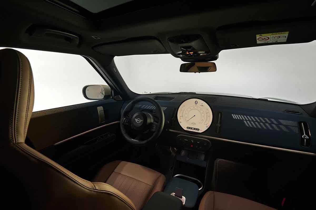 新型「ミニ・カントリーマン（日本名：ミニ・クロスオーバー）」のインテリア