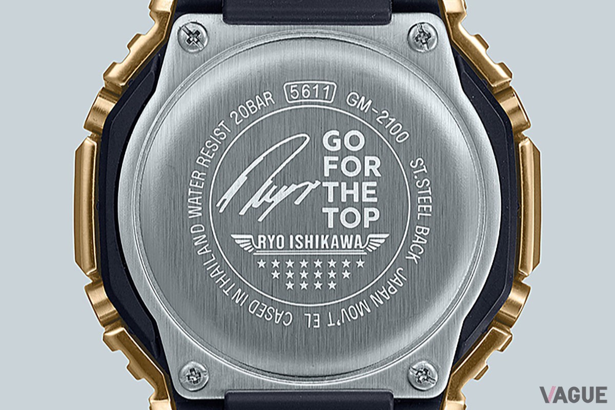 裏蓋には直筆サインとGO FOR THE TOPの刻印が