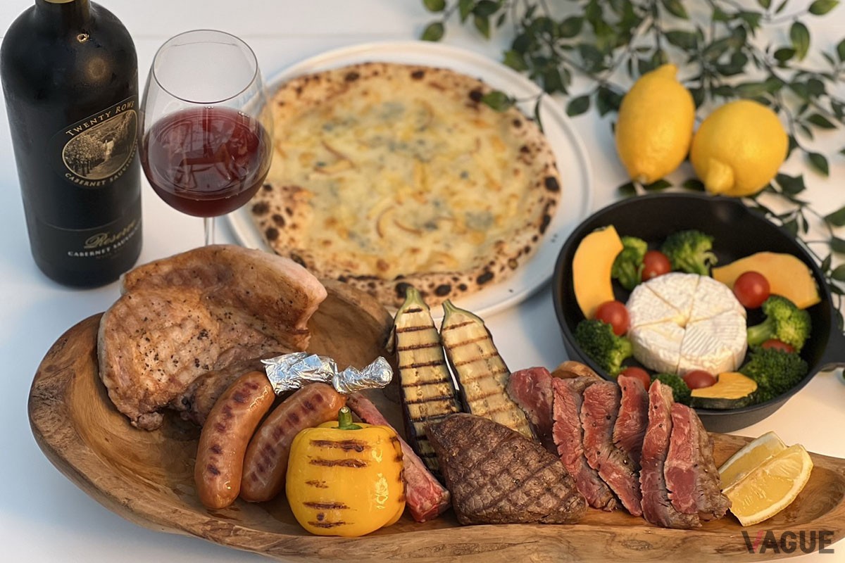 ナポリ風ピザにパスタ、肉料理にパニーニなどが楽しめる。ワインをはじめ、ドリンク類も豊富に取り揃えている