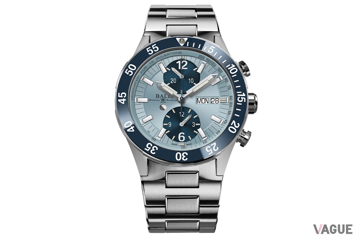 アイスブルーダイアルの上下に配された深いブルーのインダイアルには30分積算と12時間積算がそれぞれ表示されます