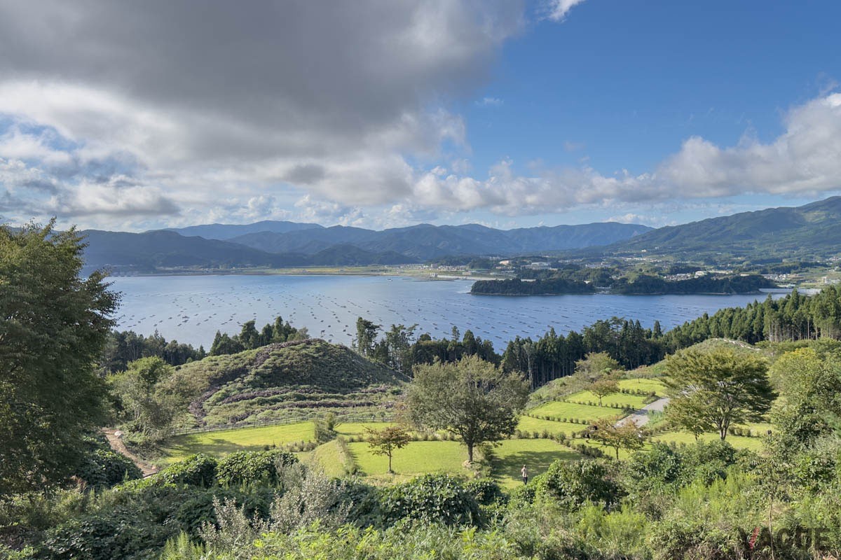 広田湾に突き出した半島部の斜面に広がる「スノーピーク 陸前高田 キャンプフィールド」