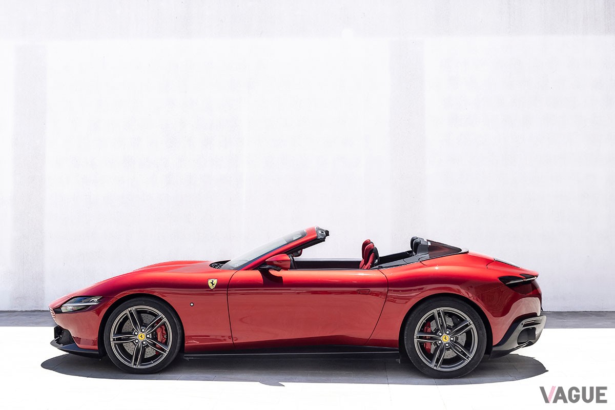 美しいルックスと上々の使い勝手、そして走らせれば快感でオープンカーの歓びも存分に堪能できるフェラーリ「ローマ スパイダー」