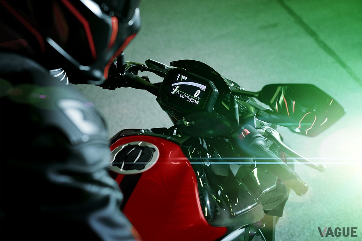 キャンディパーシモンレッド×エボニーの新カラー＆グラフィックを採用したカワサキ「Z900」の2024年モデル