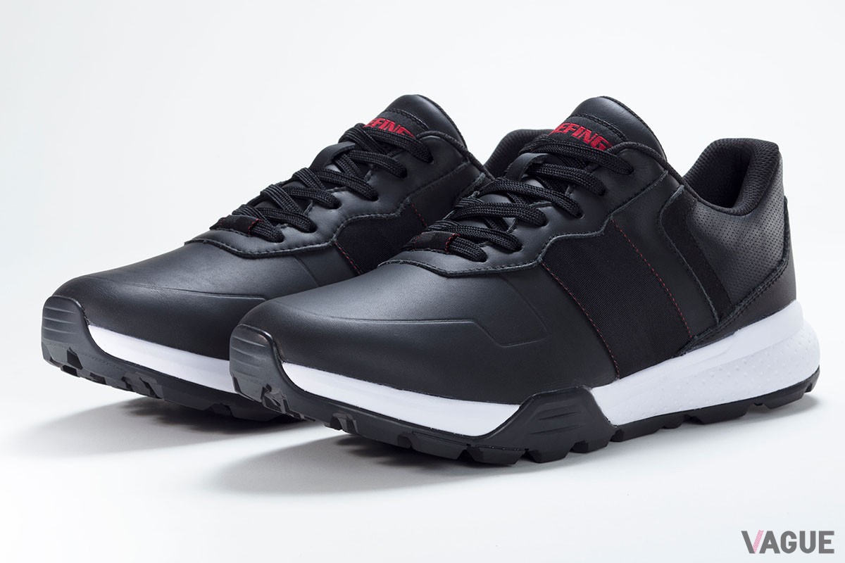 スパイクレスシューズながら優れたグリップ力を誇る「BRIEFING×BRIDGESTONE GOLF LEATHER LOW」。ブリーフィングのアイコニックなデザイン要素である“ウェビングテープ”を各所に使用
