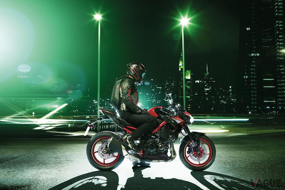 キャンディパーシモンレッド×エボニーの新カラー＆グラフィックを採用したカワサキ「Z900」の2024年モデル
