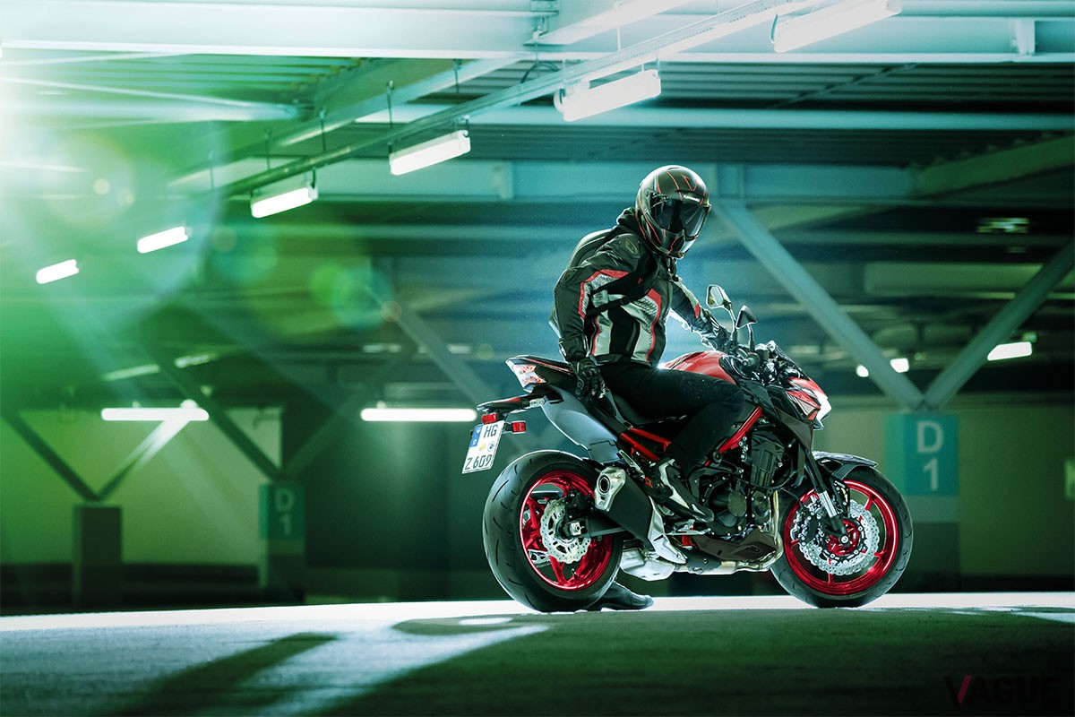 キャンディパーシモンレッド×エボニーの新カラー＆グラフィックを採用したカワサキ「Z900」の2024年モデル