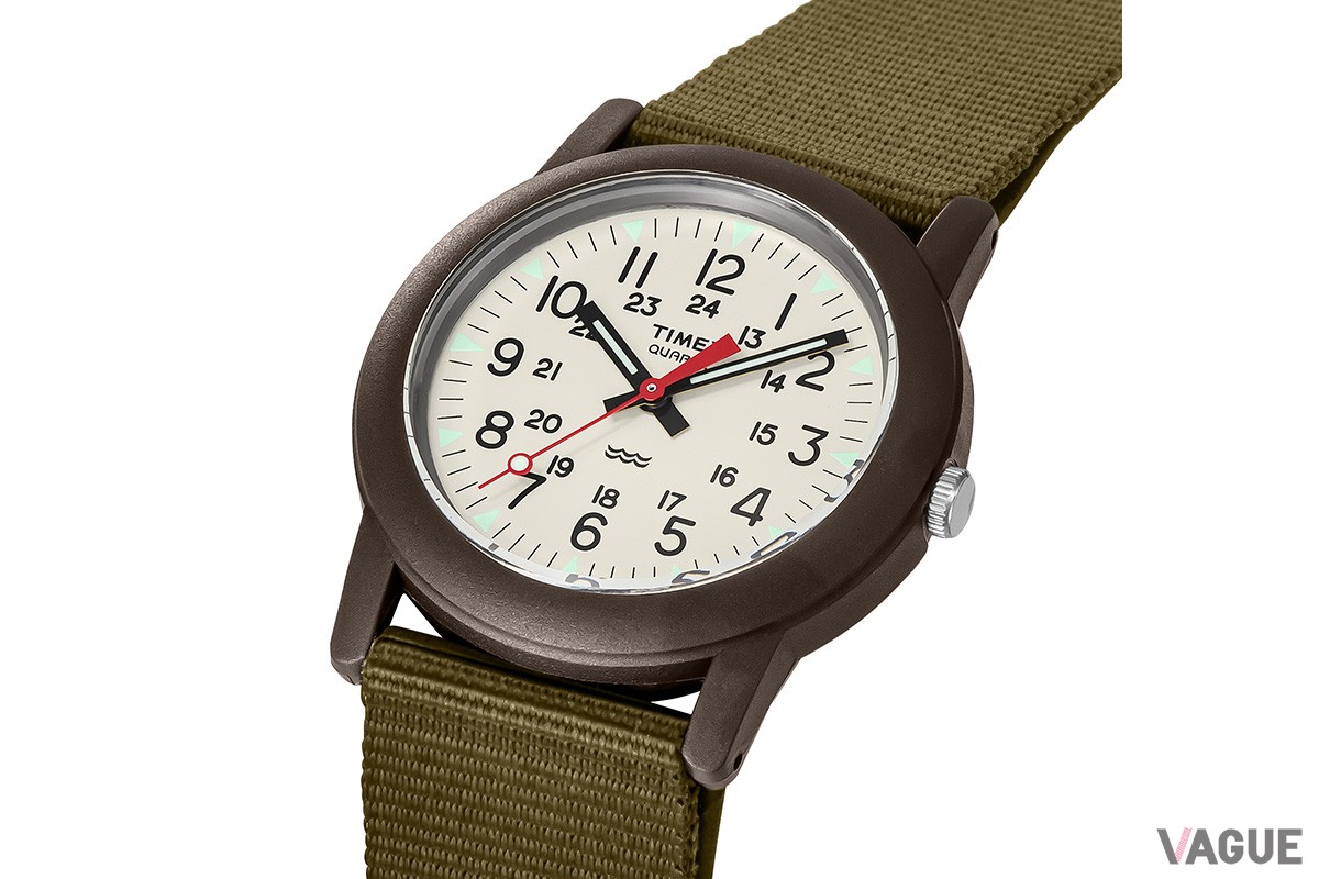 ケース素材には軽量なレジンを採用