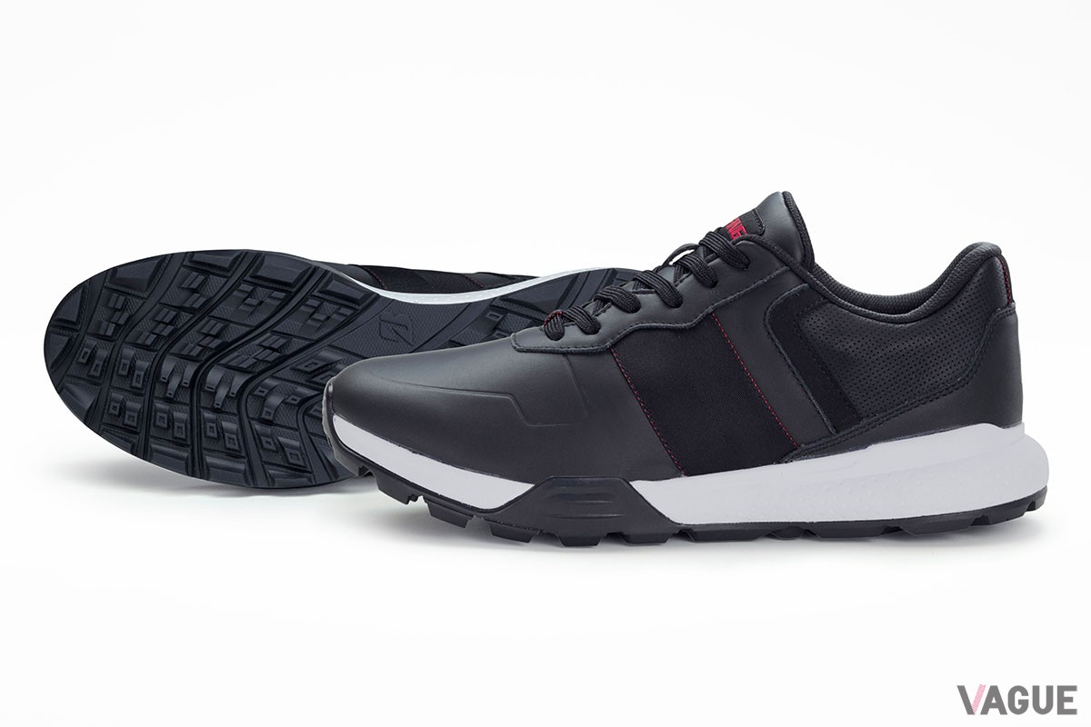 スパイクレスシューズながら優れたグリップ力を誇る「BRIEFING×BRIDGESTONE GOLF LEATHER LOW」。ブリーフィングのアイコニックなデザイン要素である“ウェビングテープ”を各所に使用