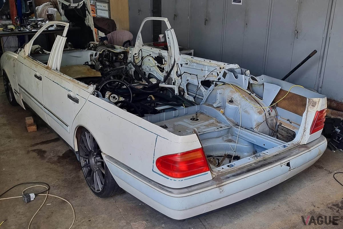 作業風景。「Eクラス」の上半分が完全に切り取られている（C）Facebook『Johan Ackermann』