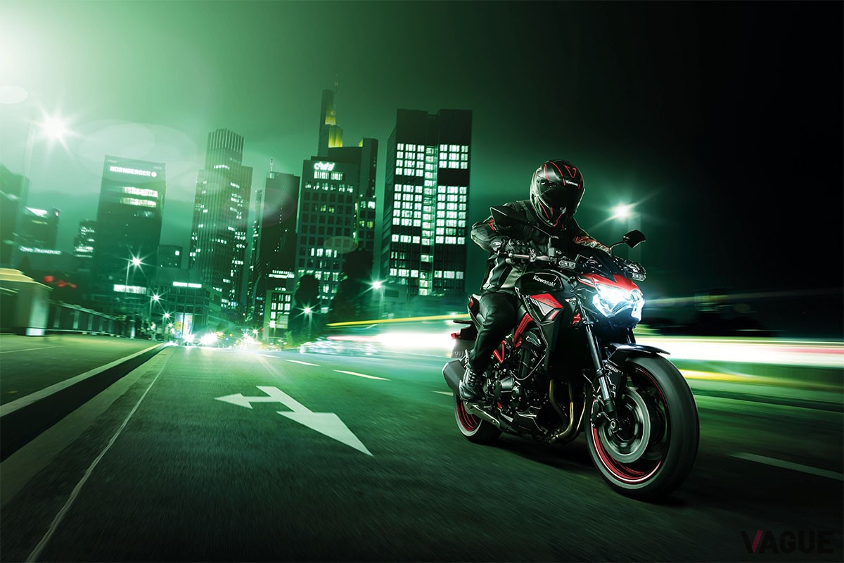キャンディパーシモンレッド×エボニーの新カラー＆グラフィックを採用したカワサキ「Z900」の2024年モデル