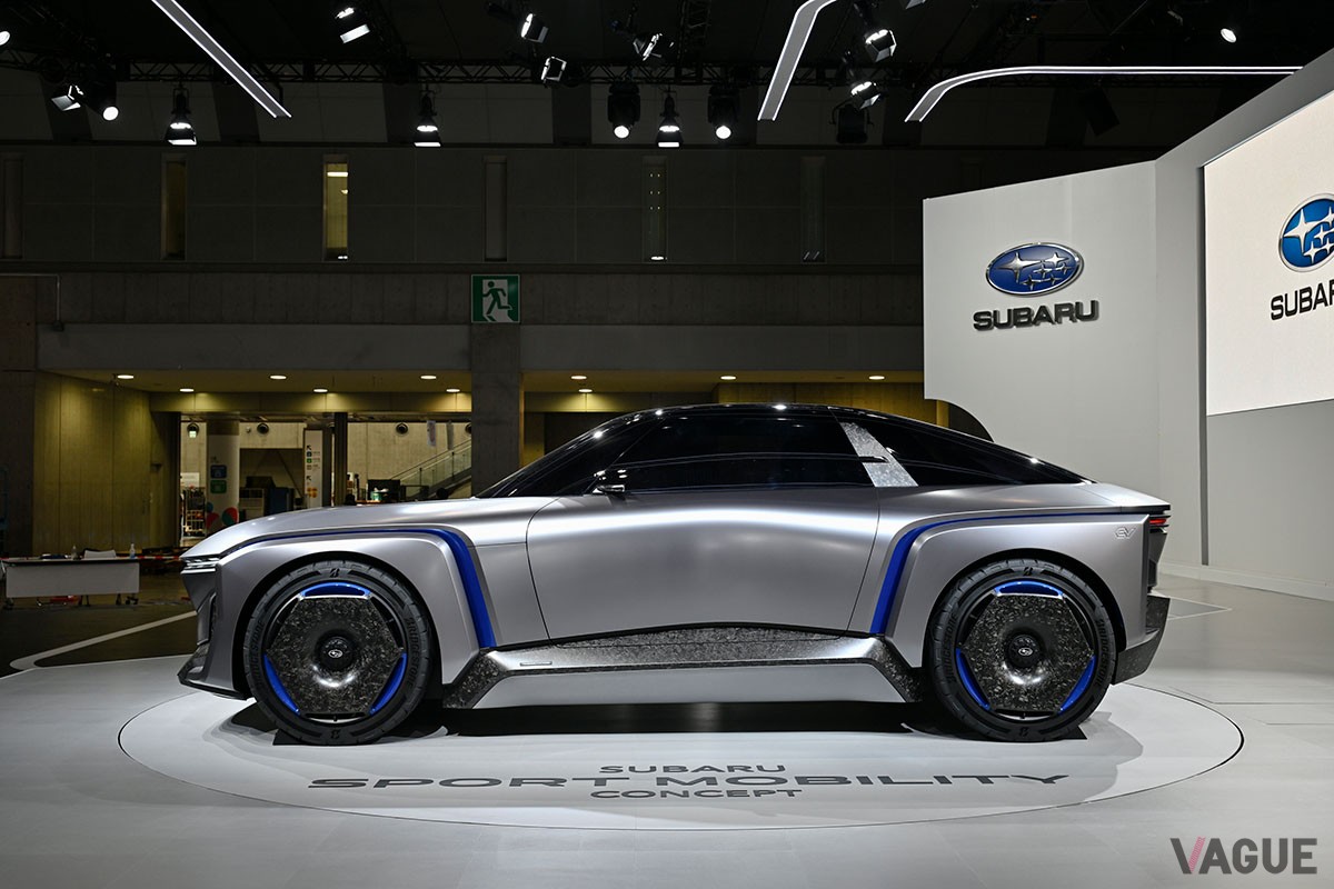 「ジャパンモビリティショー2023」で初公開された未来のスポーツクーペを想起させるスバルのコンセプトカー「スポーツモビリティコンセプト」