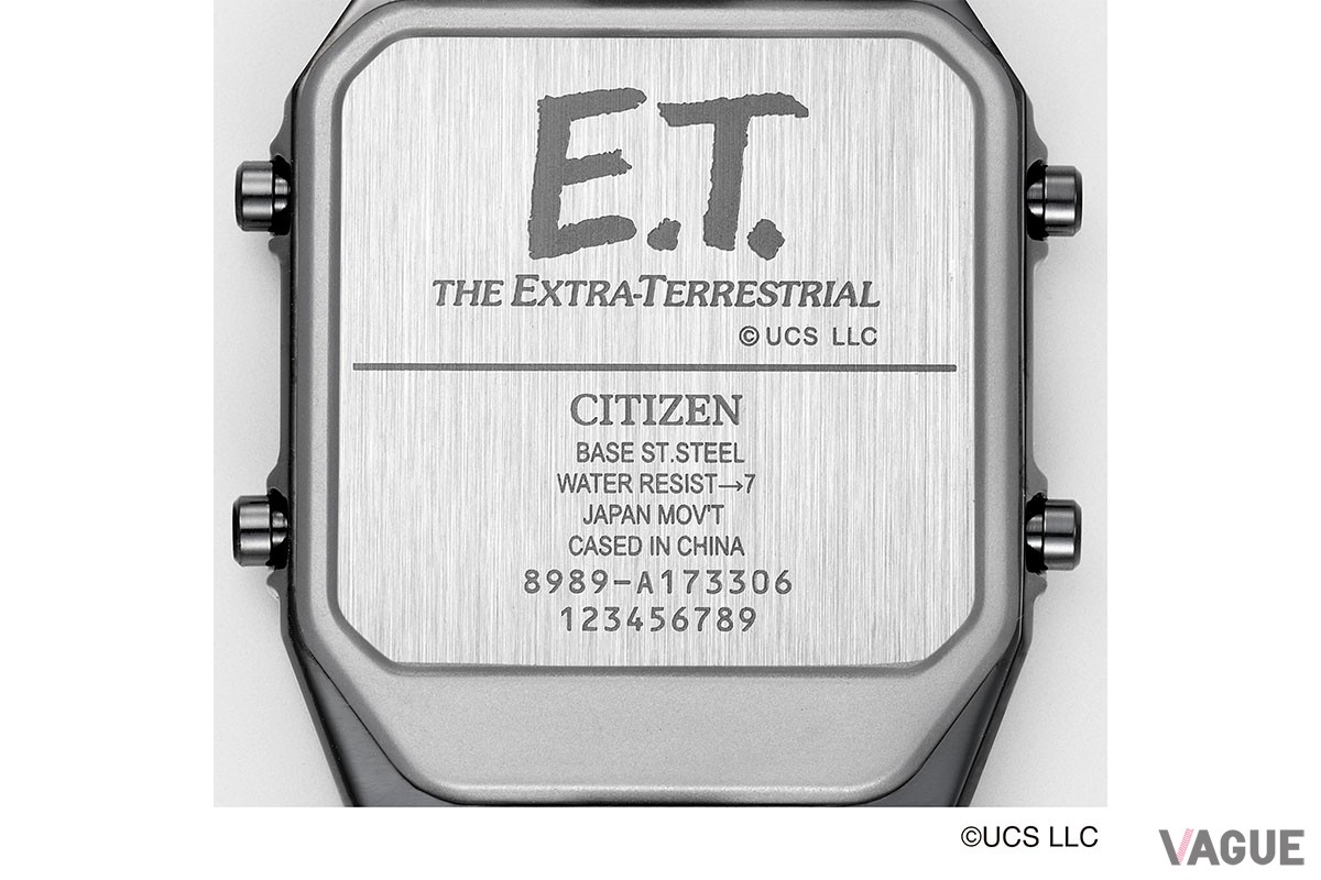 「E.T. モデル」のケースバックに描かれるのは唯一無二の印象を与えるシンプルなタイトルロゴ