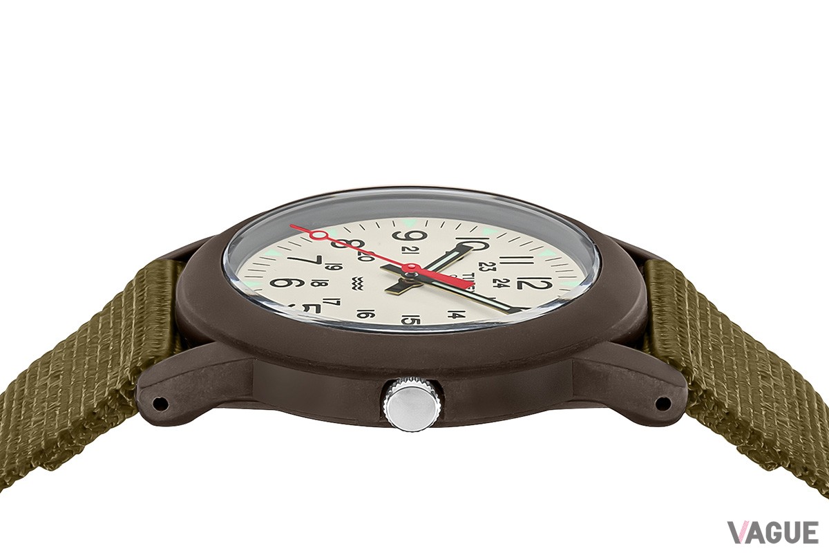 ケースの厚さは9mmで袖口でのもたつき感を軽減しています