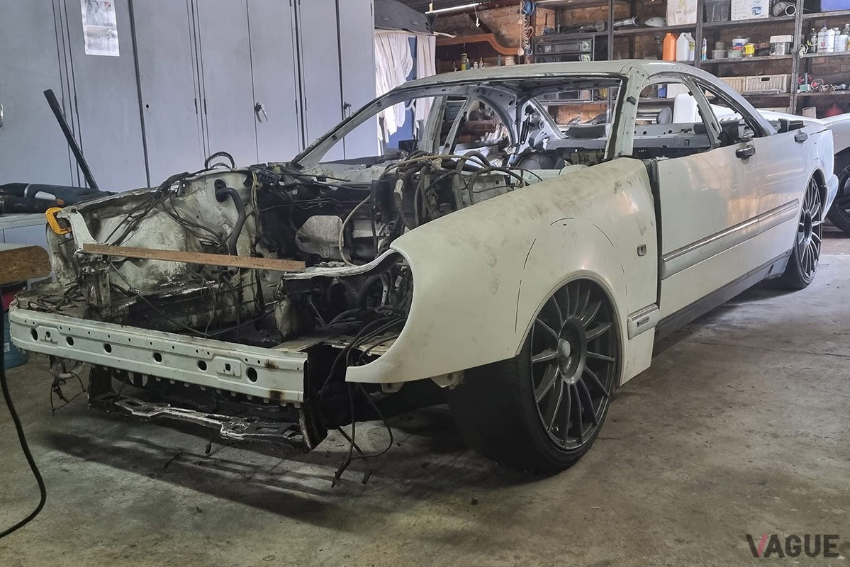 「CLK」のドアやルーフなどが組みつけられている（C）Facebook『Johan Ackermann』