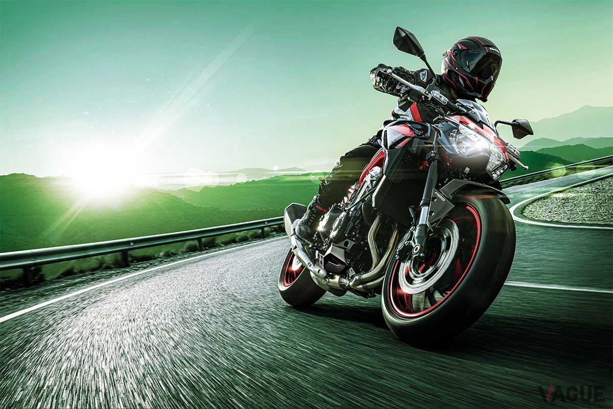 キャンディパーシモンレッド×エボニーの新カラー＆グラフィックを採用したカワサキ「Z900」の2024年モデル